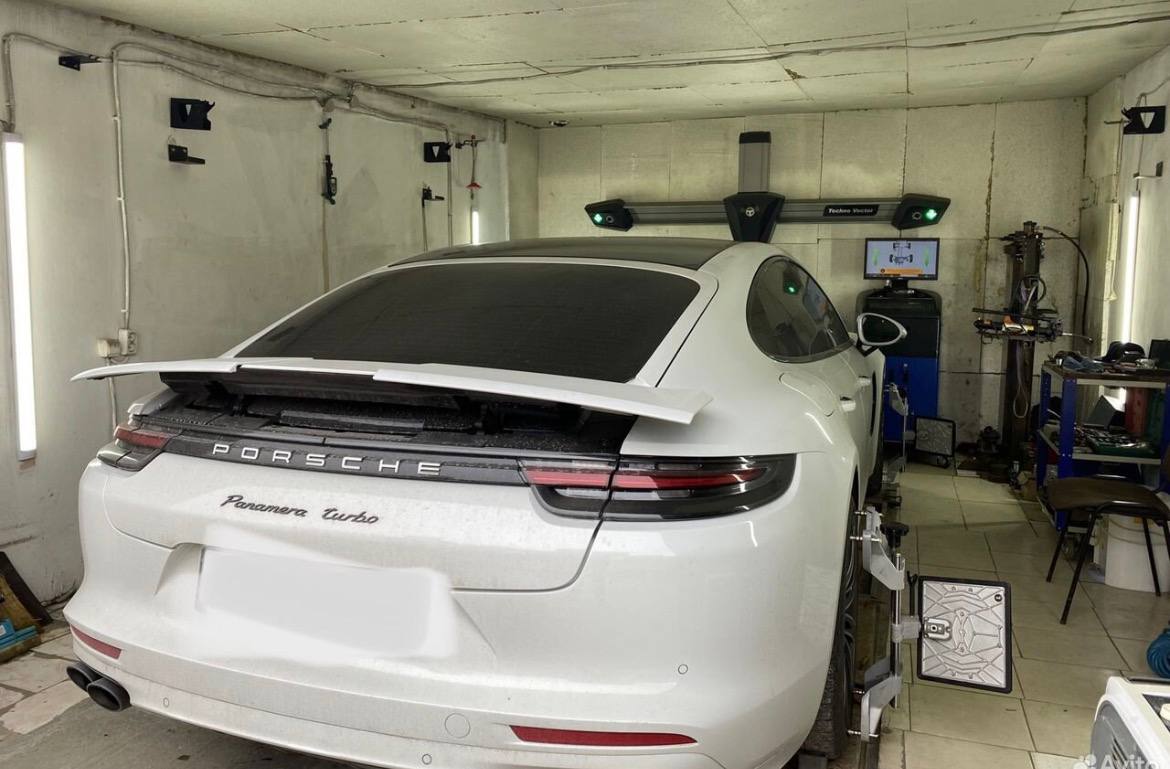 Porsche на стенде сход-развала
